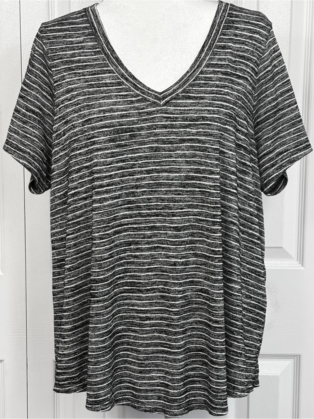 Athleta Heather Black & White Stripe Breezy Scoop V-Neck Short Sleeve Tee 1X